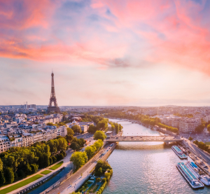 Panorama von Paris mit Eiffelturm und Seine bei Sonnenuntergang