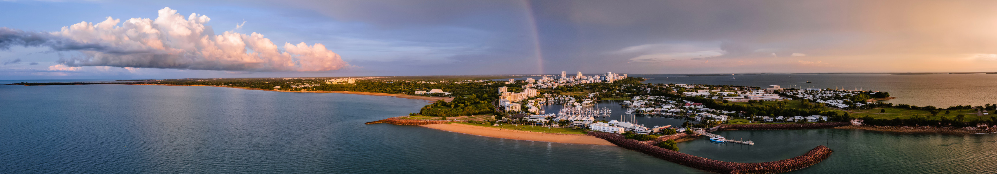 Regenbogen über der Stadt Darwin in Australien 