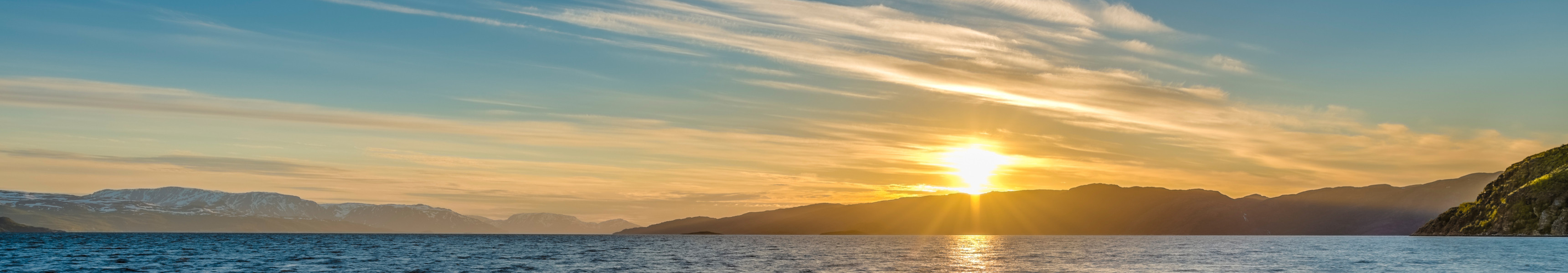 Sonnenuntergang am Meer mit Berkulisse