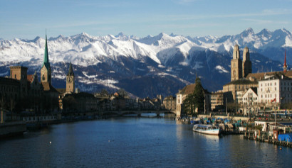 Blick auf Zürich im Winter mit schneebedeckten Bergen im Hintergrund