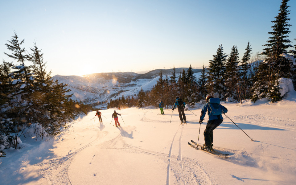 Gruppe von Freunden beim Skifahren in den Chic Chocs in Quebec, Kanada