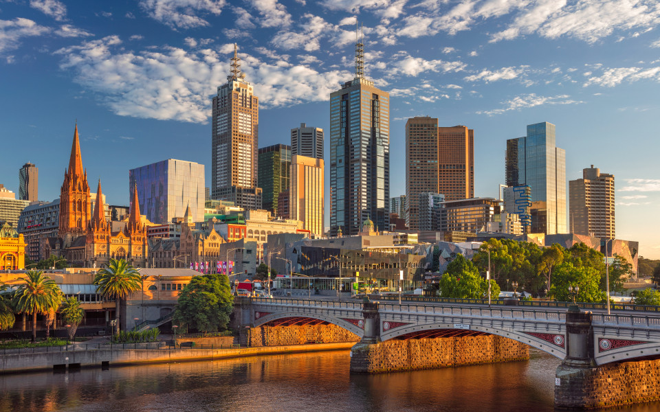 Stadtbild von Melbourne, Australien während des Sommersonnenaufgangs.