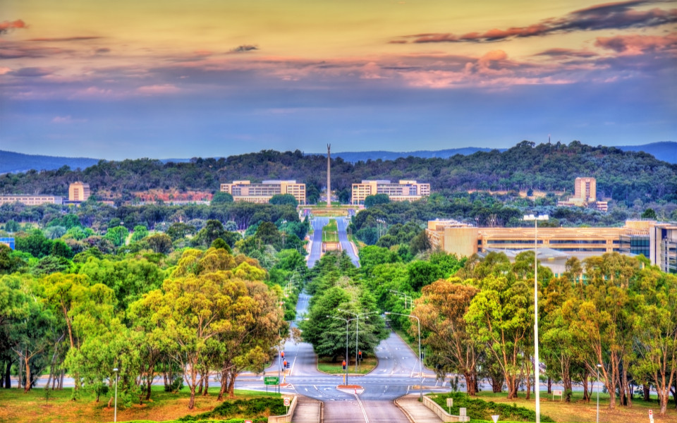 Blick entlang der Kings Avenue auf das Australian-American Memorial in Canberra, Australien