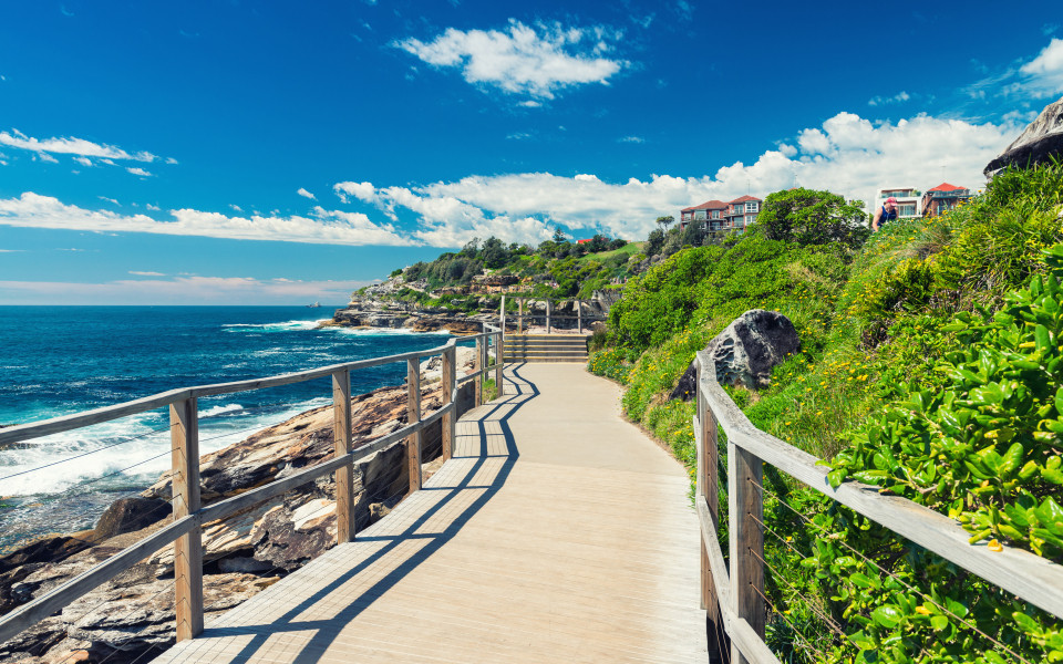 Steg mit Treppe am Ufer des Bondi Beach in Australien 