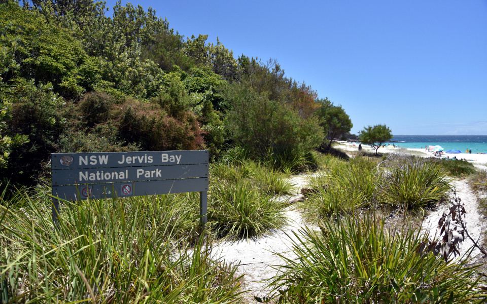 Das Schild des Jervis Bay National Park am Hyams Beach. Jervis Bay ist eine Meeresbucht und ein Dorf an der Südküste von New South Wales mit dem weißesten Sand der Welt. 