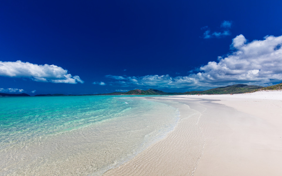 Whitehaven Beach mit weißem Sand auf den Whitsunday Islands, Queensland, Australien