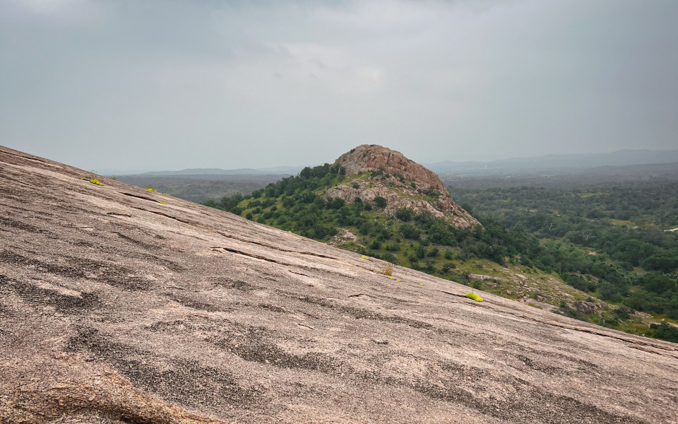 Ausblick und Wanderung auf den Enchanted Rock in San Antonio