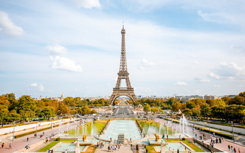 Blick auf den Eiffelturm mit Springbrunnen bei Tageslicht in Paris