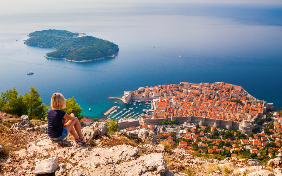 Junge Frau genießt den Blick auf die Altstadt von Dubrovnik