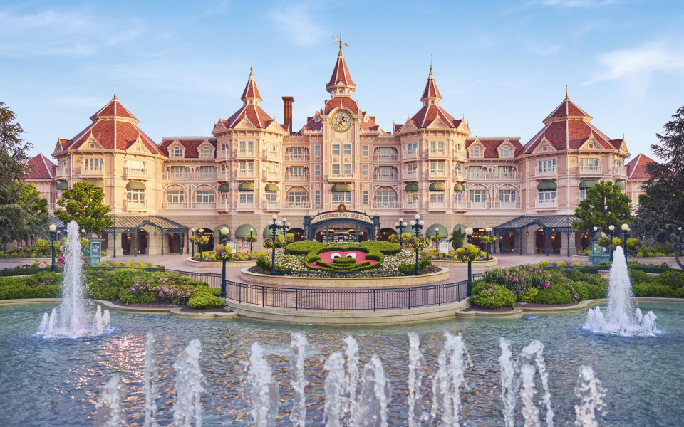 Disneyland Hotel in Paris im Sommer mit blauem Himmel, Frankreich 