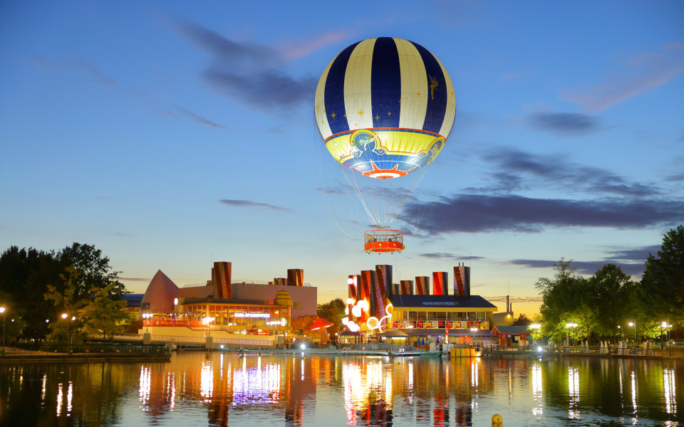 Heißluftballonfahrt im Walt Disney Village in Disneyland Paris, Frankreich 