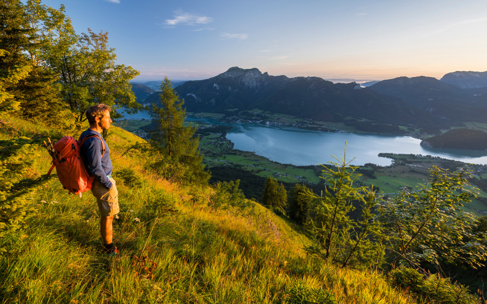 Wanderer auf der Bleckwand, Wolfgangsee, Salzkammergut, Salzburg, Österreich