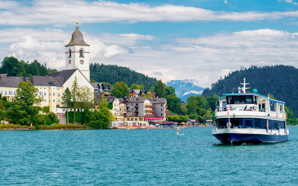 Sankt Wolfgang am Wolfgangsee mit Boot im Salzkammergut, Österreich