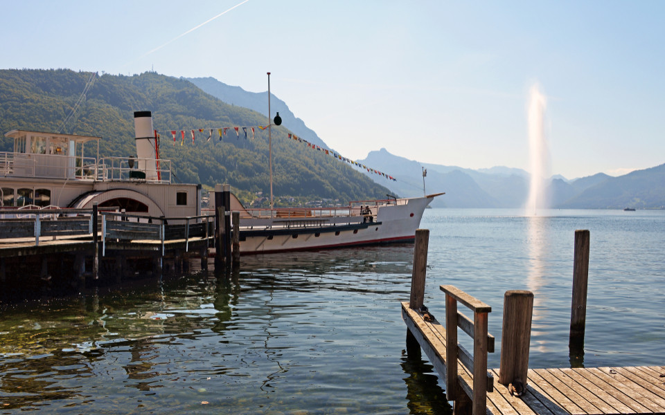 Raddampfer auf dem Traunsee in Gmunden bei strahlendem Sonnenschein im Sommer 