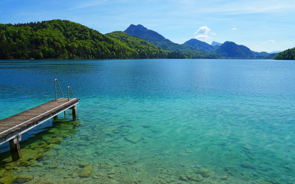 Blick auf den Fuschlsee bei Salzburg in den österreichischen Alpen 