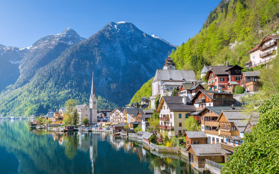 Klassischer Blick über Hallstatt am Morgen im Sommer, Salzkammergut