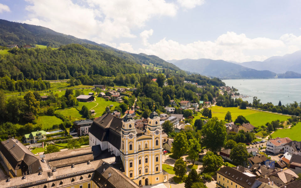 Städte und Orte Luftaufnahme des Dorfes Mondsee mit der Basilika St. Michael am See