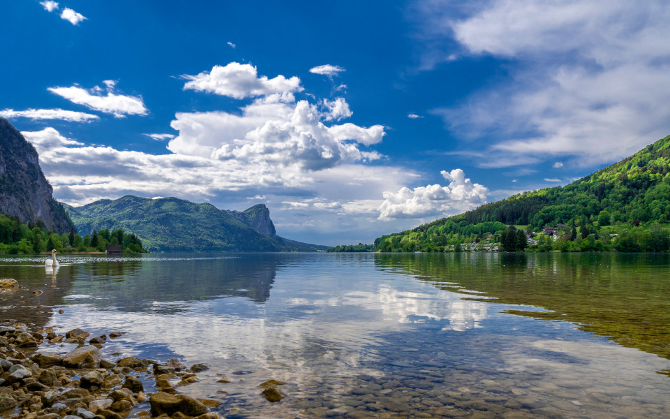 Blick über den Mondsee im Salzkammergut mit Alpenpanorama