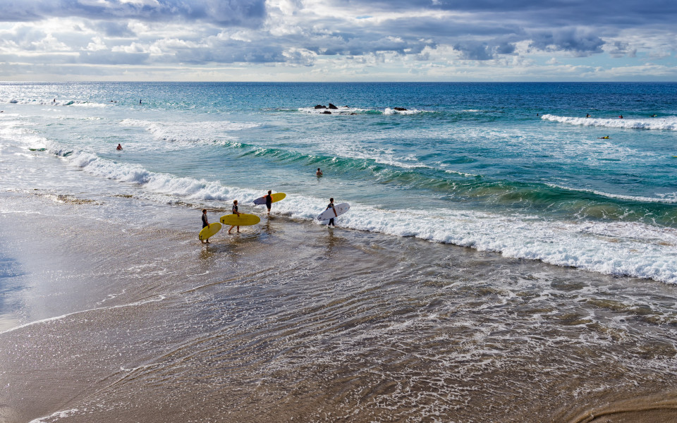  Gruppe Jungen geht surfen auf Fuerteventura auf den kanarischen Inseln.