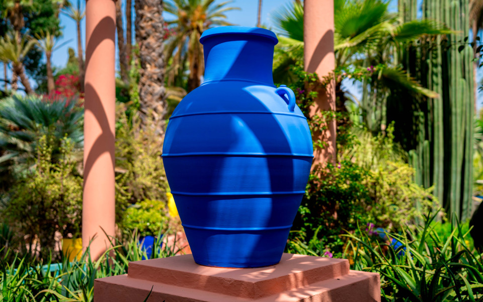 Vase im typischen Majorelle Blau im Jardin Majorelle Garten in Marrakesch 