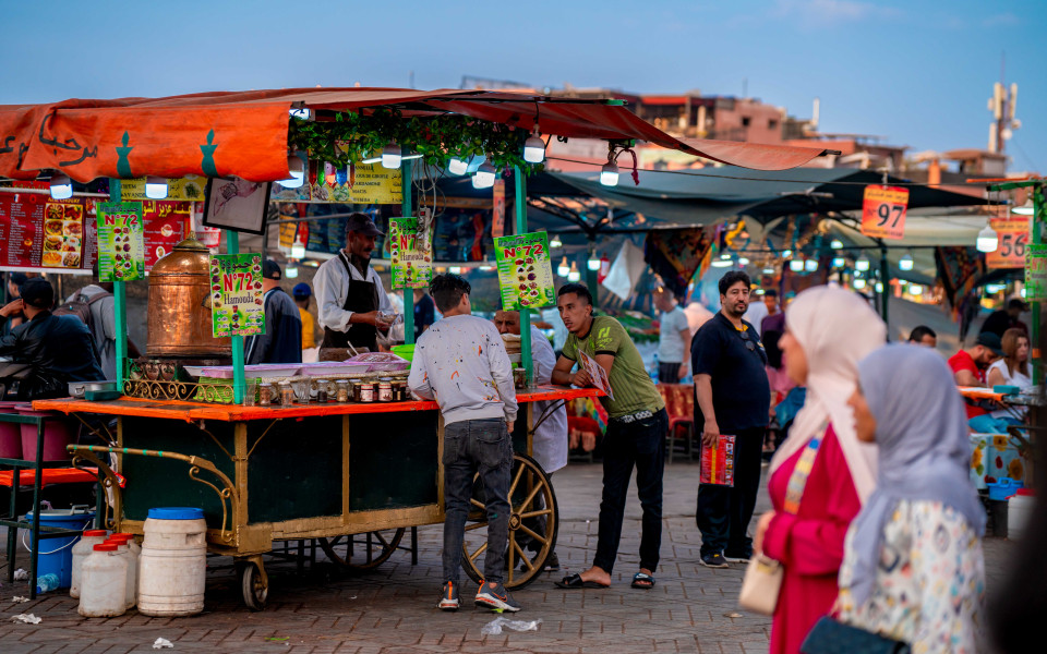 Reges Treiben auf dem Djemaa el Fna am Abend 