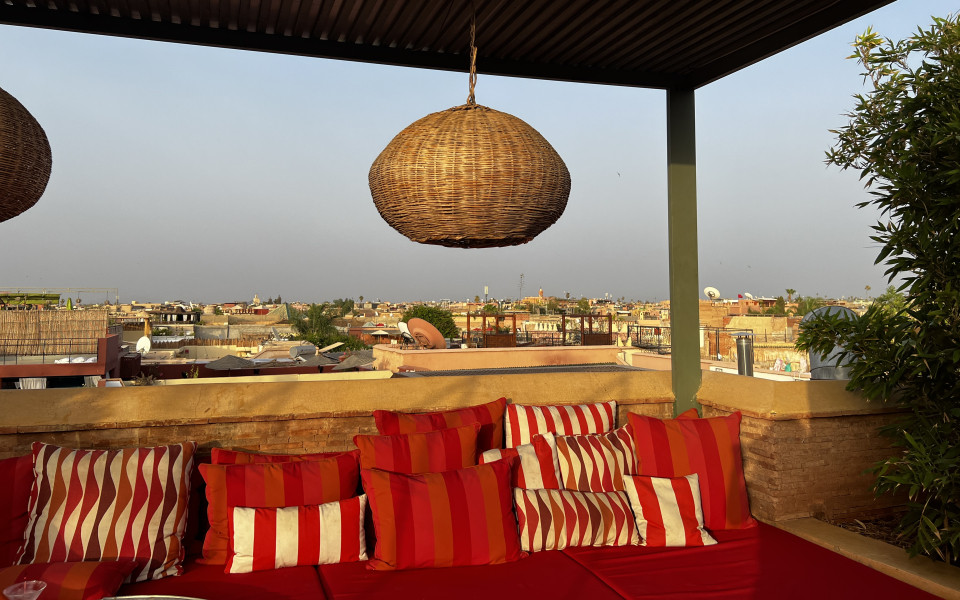 Sitzbereich im Restaurant Le Fenn mit Rooftop Bar in Marrakesch 