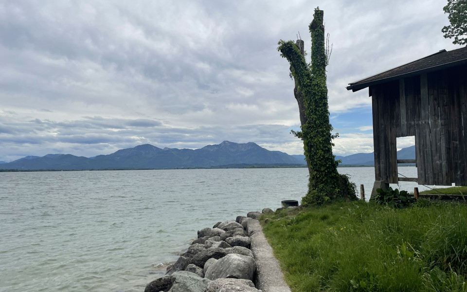 Anlegestelle auf der Fraueninsel am Chiemsee mit Blick auf die bayerischen Alpen