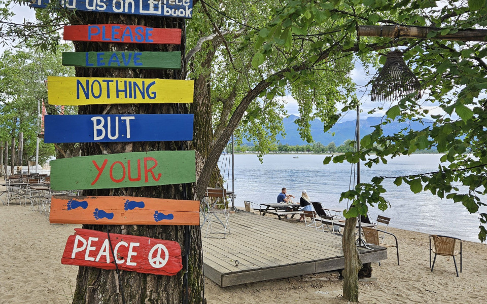 Baum mit Schildern an der Beach Bar in Übersee am Chiemsee