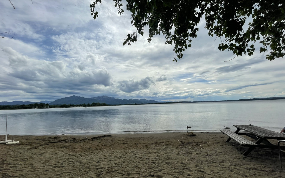 Rastplatz am Chiemsee für Radtouren mit Picknickbank