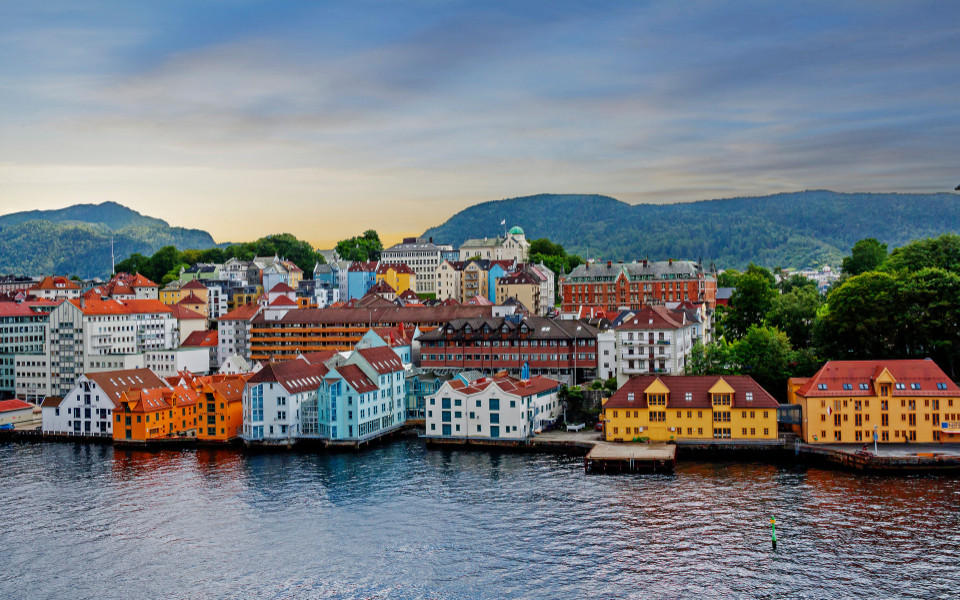 Die Stadt Bergen liegt an der Südwestküste Norwegens rund um die malerische Wagenbucht und ist von sieben Bergen umgeben.