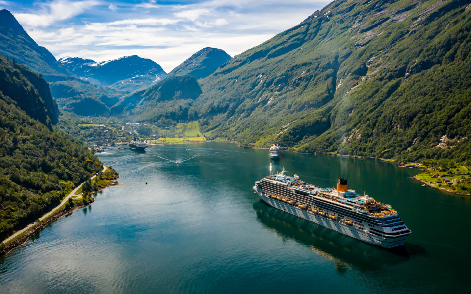 Kreuzfahrtschiffe am Geiranger Fjord, Norwegen