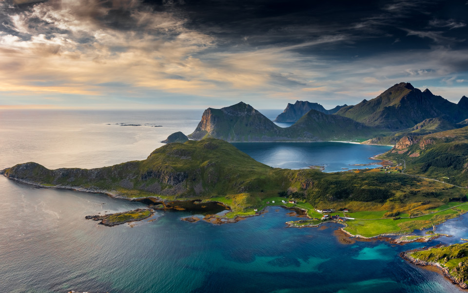 Erstaunliches Panorama des Sonnenuntergangs der Lofoten-Inseln vom Bergpfad Offersoykammen, Norwegen