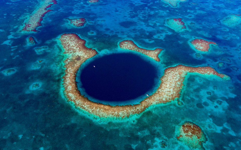 Luftaufnahme des Great Blue Hole in Belize