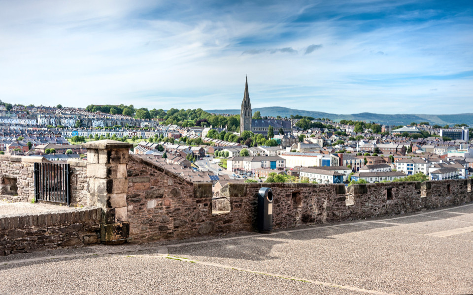 Londonderry, Nordirland: Skyline von Derry mit St. Eugene's Cathedral in der Nähe von Free Derry Corner, Stadtmauer. Horizont und blauer Himmel