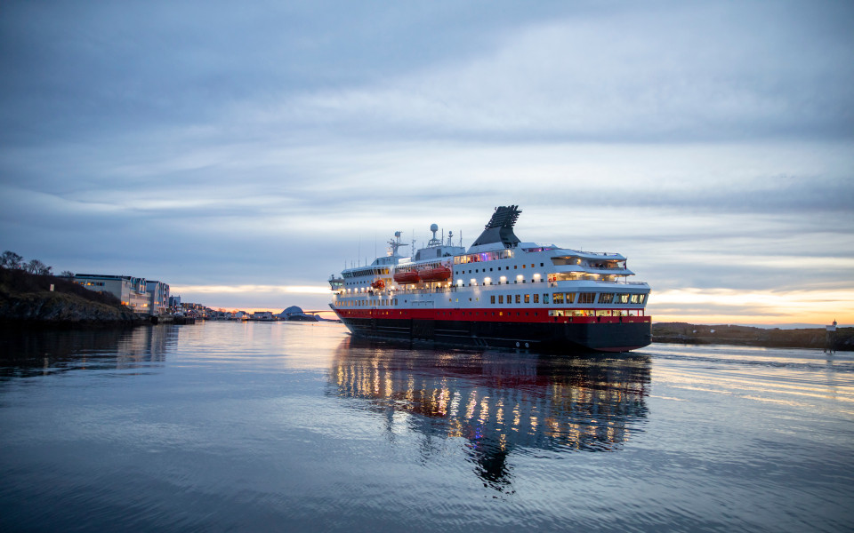 Küstenpassagierschiffe kommen im Hafen von Brønnøysund im Kreis Nordland an