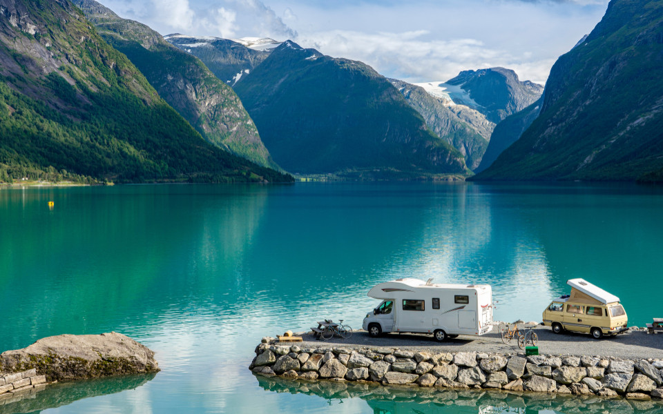 Camping Autos am schönen See Lovatnet im Kjenndal Nähe Gletscher Kjenndalsbreen