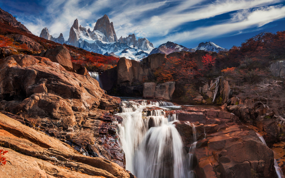 Schöne Aussicht mit Wasserfall und Berg Fitz Roy in Patagonien, Argentinien