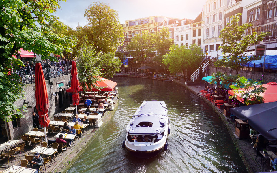 Kanal Oudegracht mit Boots- und Straßencafés in der Innenstadt von Utrecht